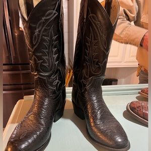 Men’s black bullhide Tony Lama dress boots.